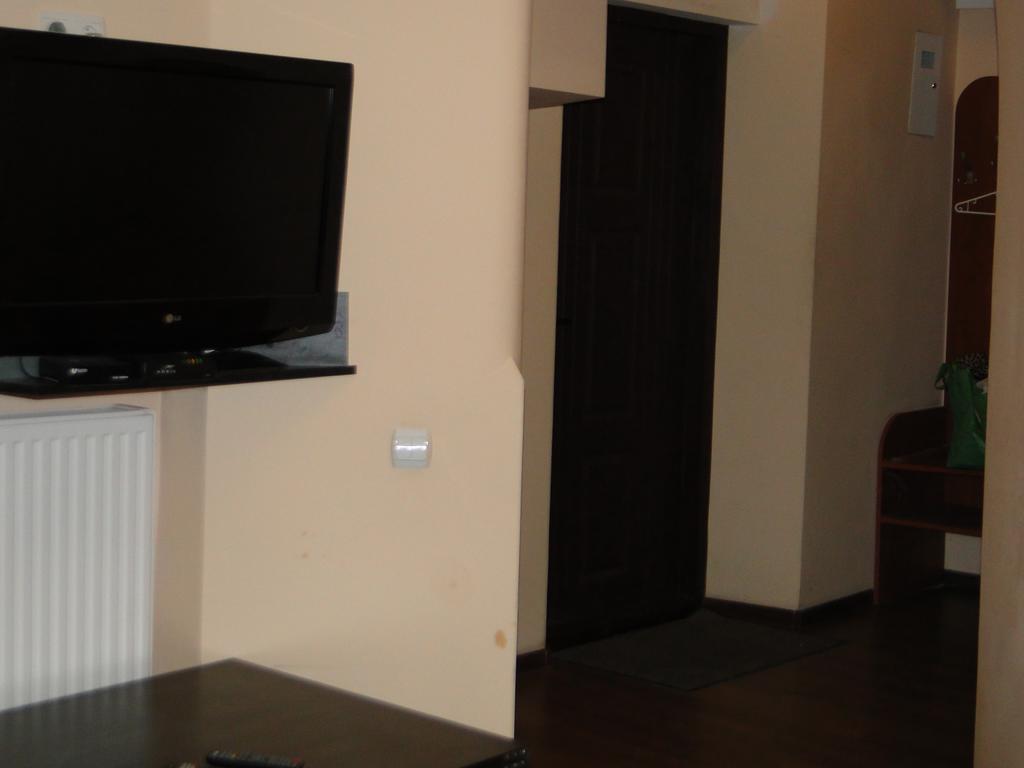 Doroshanka Lviv: Opera House Proximity With Private Parking Apartment Lviv